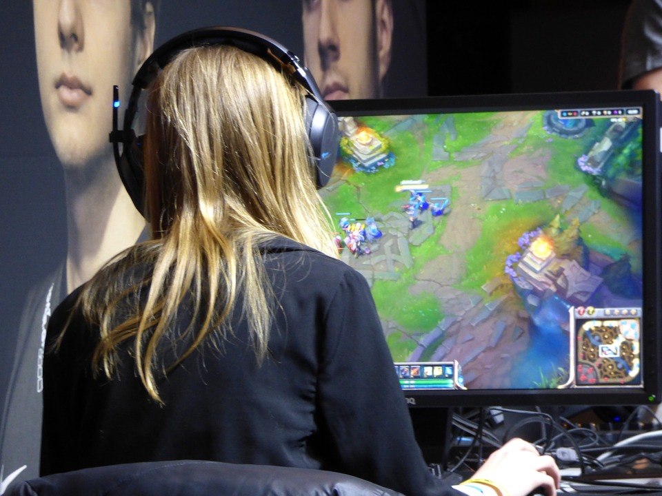 Player in front of the monitor